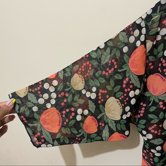 LuLaRoe Shirley Kimono with tulips small duster spring summer floral NWT - Picture 8 of 9